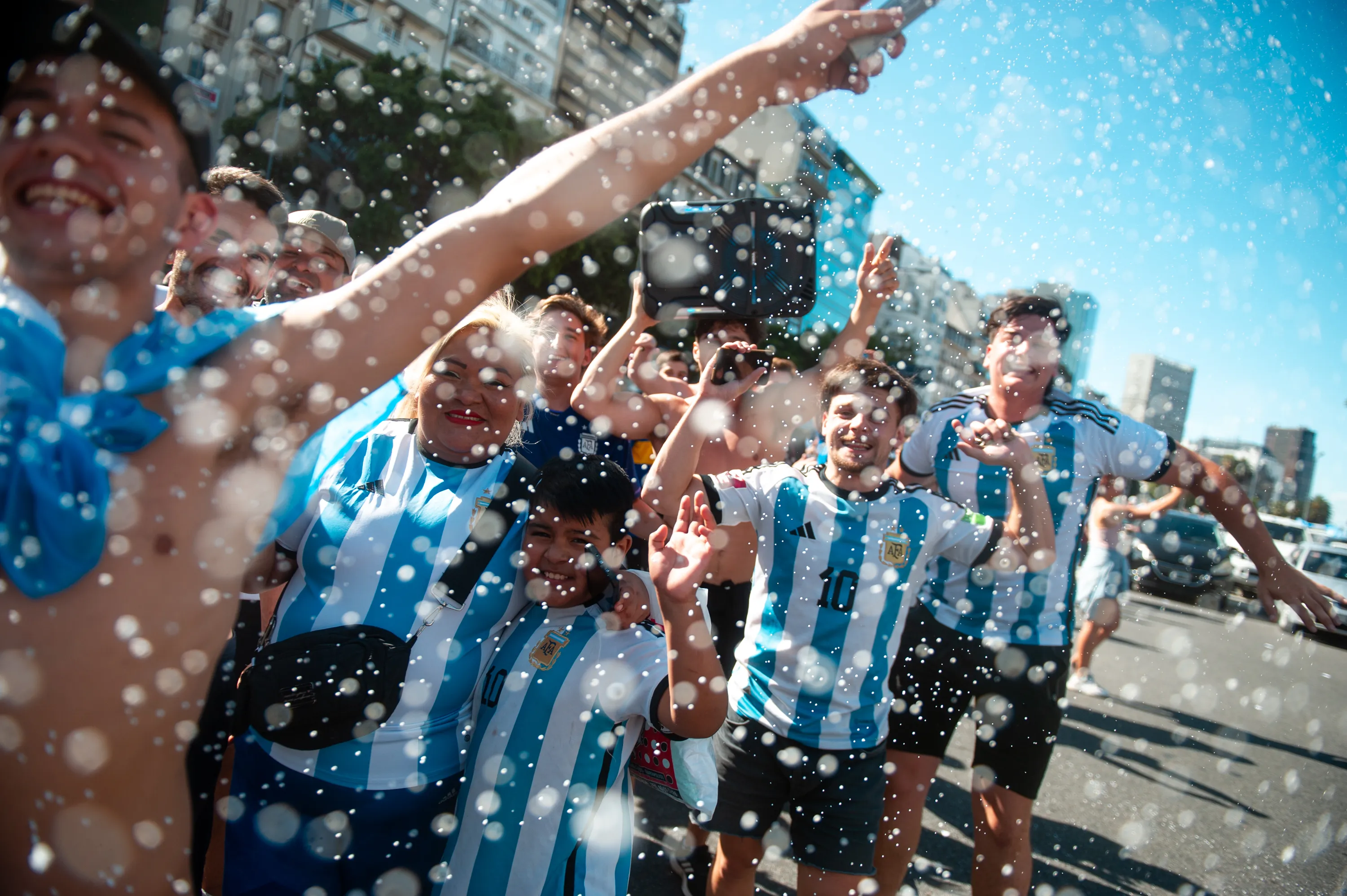 Hinchas viviendo el fútbol en comunidad