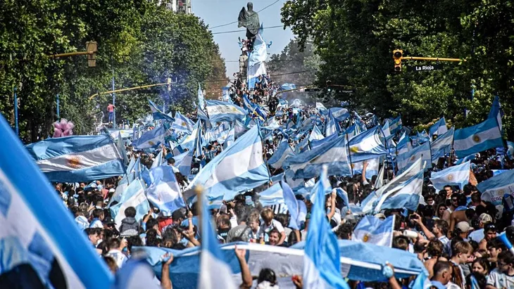 Mar de banderas argentinas en la tribuna